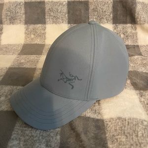 Arc’teryx fitted hat - new - never worn